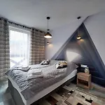 Eleganckie Sun Seasons 24 W świeradowie Zdroju Z Widokiem Na Góry By Renters Świeradów-Zdrój