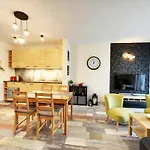 Eleganckie Sun Seasons 24 W świeradowie Zdroju Z Widokiem Na Góry By Renters Świeradów-Zdrój
