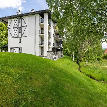 Eleganckie Sun Seasons 24 W świeradowie Zdroju Z Widokiem Na Góry By Renters Świeradów-Zdrój